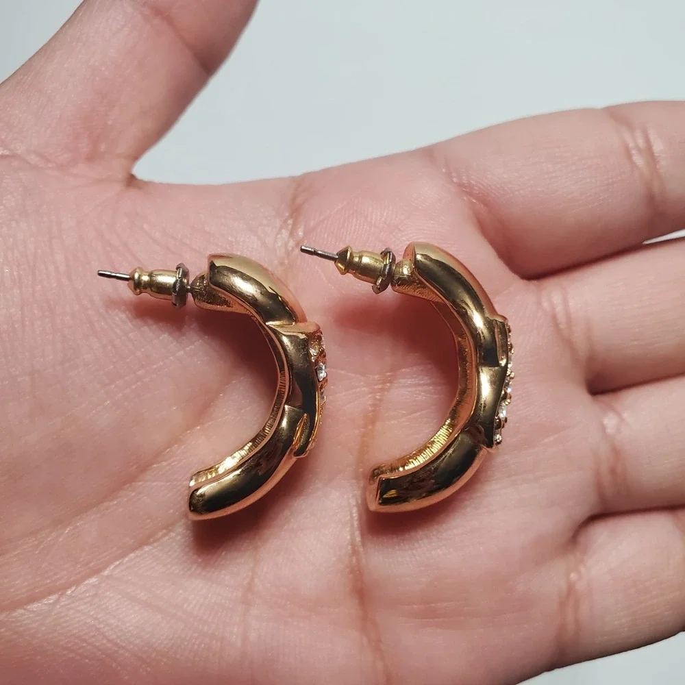 Vtg Swarovski Swan Signed Gold Tone Pave Crystal‎ Rhinestone Half Hoop Earrings